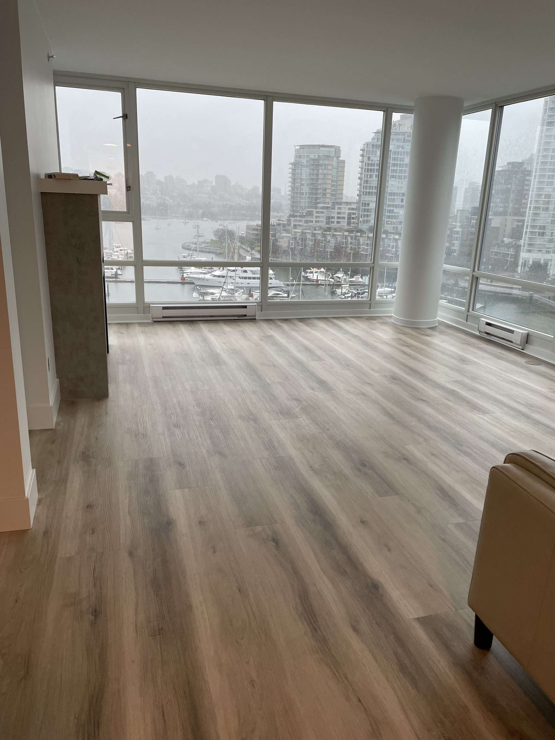 Vinyl plank installers ensure flawless  installation. Transform your space today.